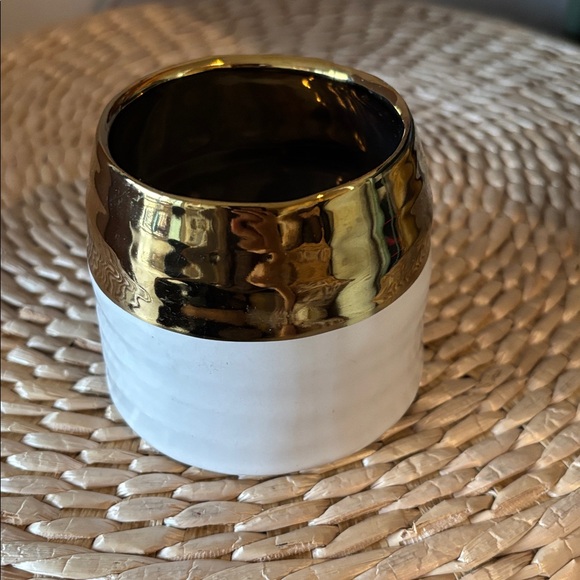 🌸Spring Ready☀️White Ceramic Pot with Gold Rim - Picture 4 of 12